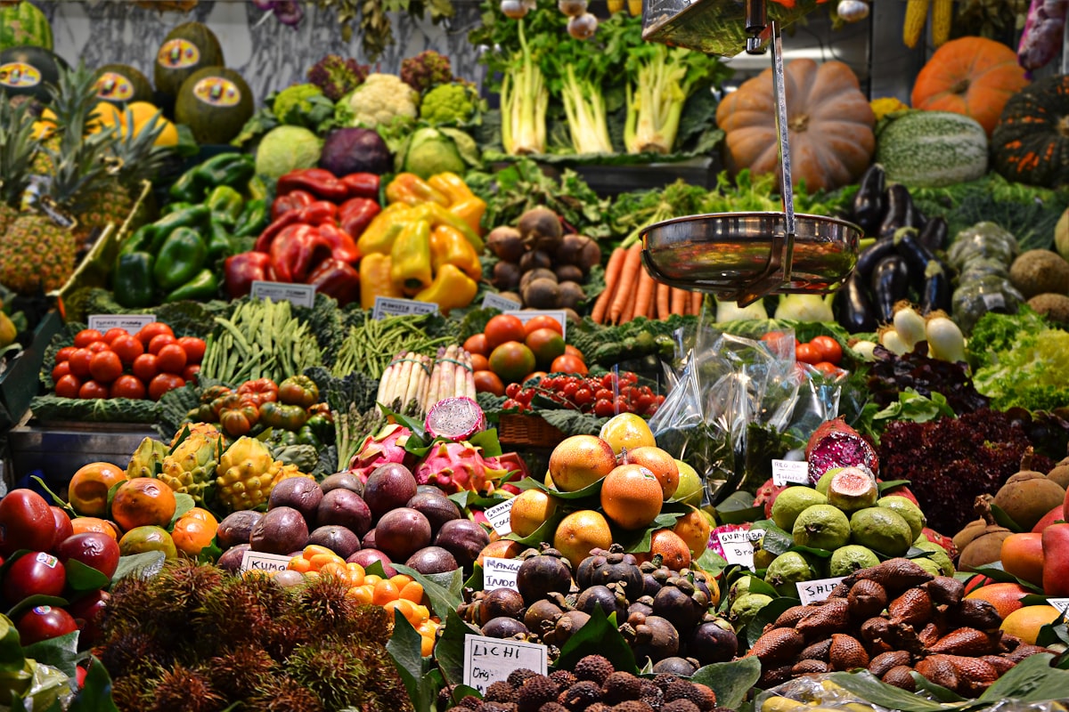 Selezione di alimenti nutrienti colorati
